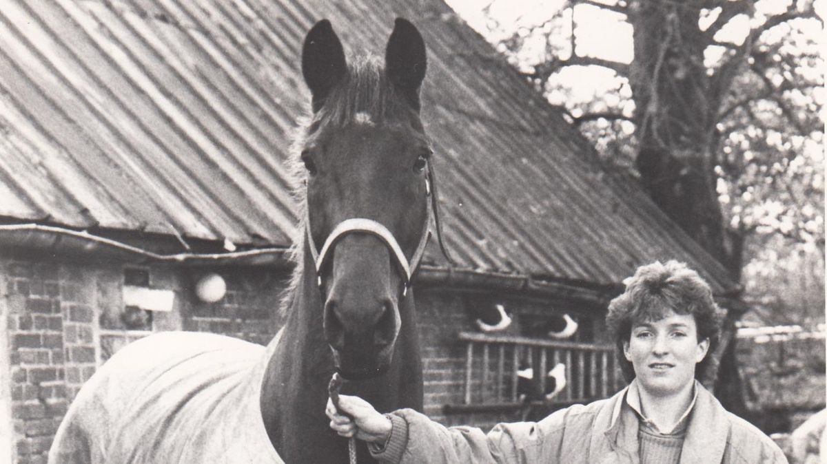 Simone Bremermann mit ihrem Erfolgspferd London. Der Holsteiner-Wallach wirkte auf den ersten Blick immer etwas älter, weil er weiße Haare in der Mähne und im Schweif hatte. Foto: CNV-Archiv
