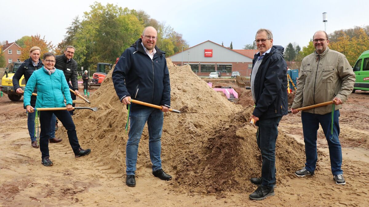 Sie griffen zum Spaten und schaufelten die erste Erde beiseite (v.l.n.r.): Johanna Kaller (SeniorenConcept GmbH), Irene Wischhusen (Samtgemeinde Land Hadeln, Lutz Mosel (SeniorenConcept GmbH), Christian Stollmeier (DRK Cuxhaven-Hadeln), Bürgermeister Claus Johannßen und Sönke Westphal (Samtgemeinde). Foto: Mangels