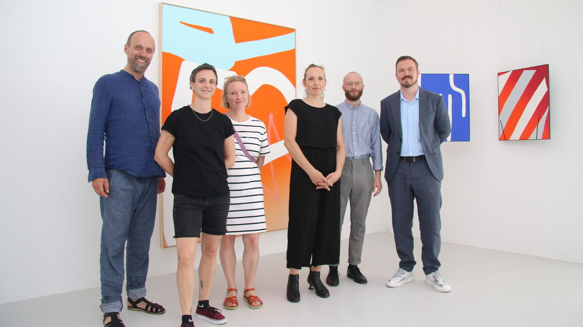 Fünf junge Künstlerinnen und Künstler waren zur Eröffnung der Jubiläumsausstellung im Sommer 2024 in die Medemstadt gekommen (v.l.n.r.): Simon Halfmeyer, Birte Bosse, Cornelia Baltes, Anna Leonhardt, Conrad und MgK-Direktor Wilko Austermann.