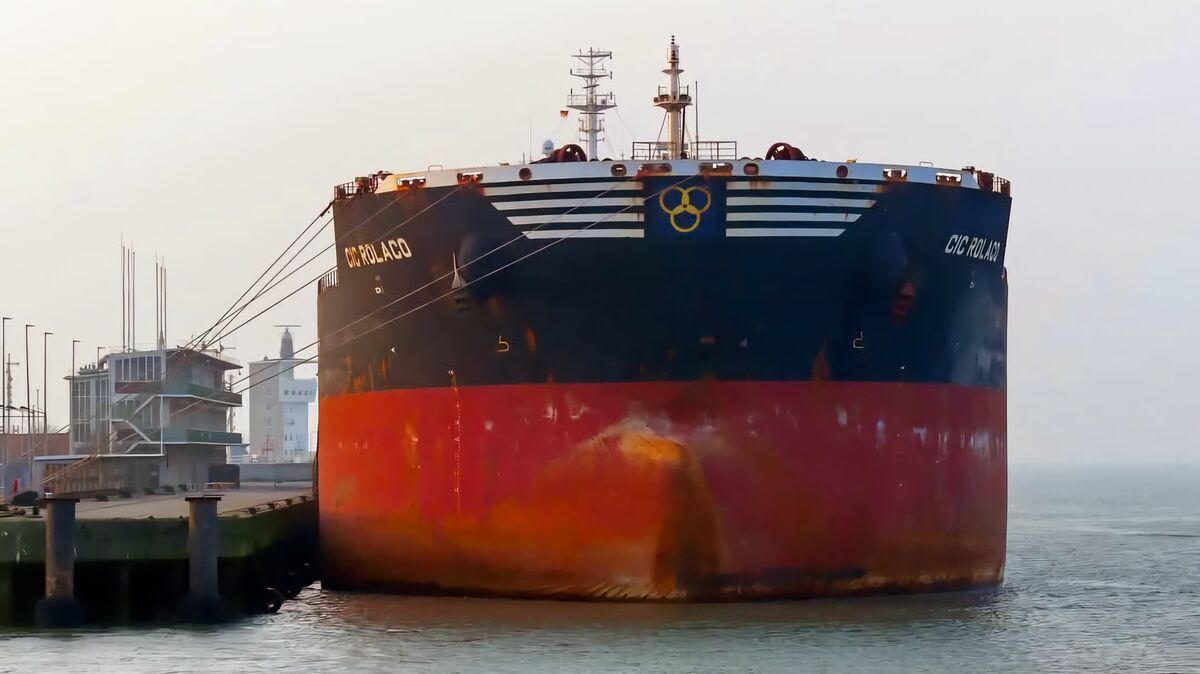 Die "CIC Rolaco" wird noch einige Wochen in Cuxhaven liegen. Im Vergleich zum Steubenhöft wird die Größe des Schiffes deutlich. Foto: Lisa Sonntag