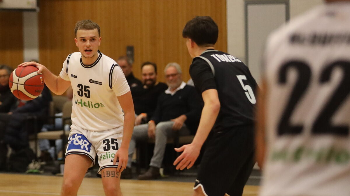 Die Cuxhaven BasCats um Aufbauspieler Julius Röwekamp kassierten in Itzehoe eine ärgerliche Niederlage. Foto: Unruh