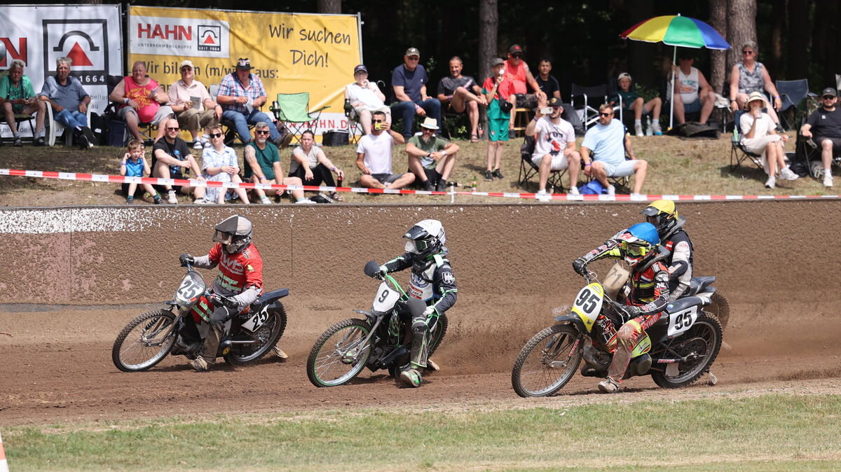 Sandbahn-Rennen bei 31 Grad: Hitze, Staub und Spannung nicht nur für die Zuschauer, sondern auch für die Fahrer. Lokalmatador Jens Buchberger (25) sorgte zu Beginn für einen Schreckmoment.