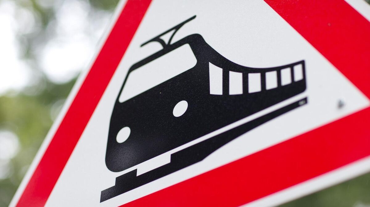Am Bahnübergang in Osterholz kam es am Montagabend zu einem Zusammenstoß mit einem Auto. Foto: Friso Gentsch/dpa