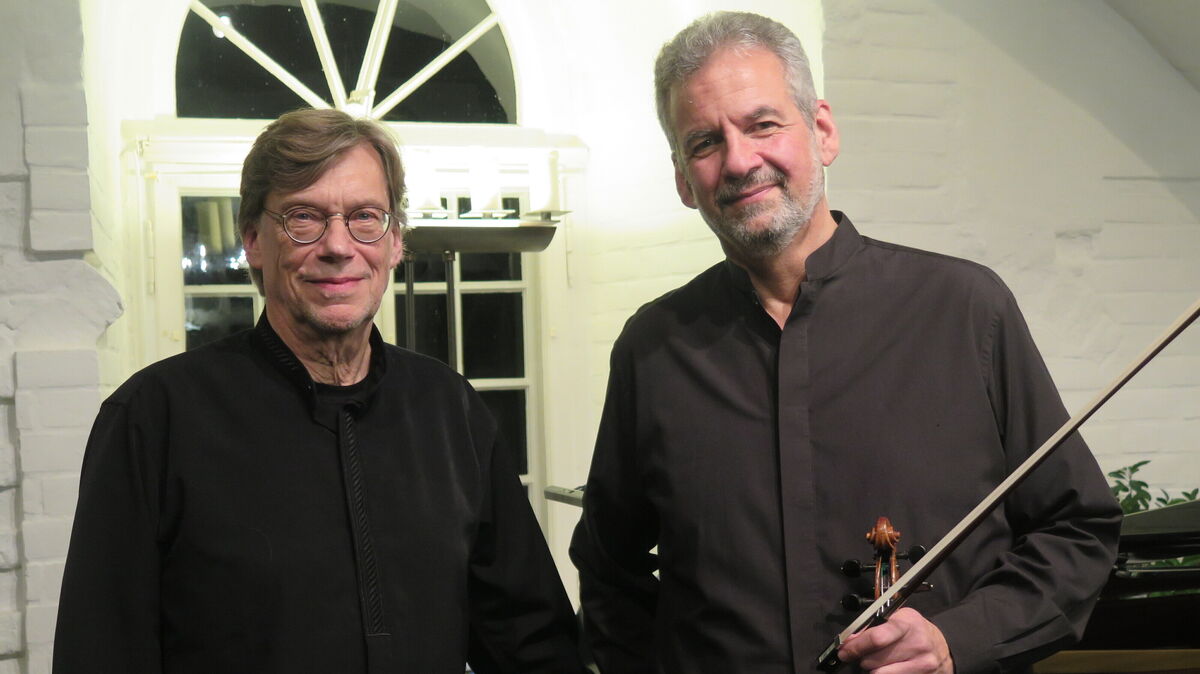 Sie gestalten das Gedenkkonzert im Schloss: Mathias Christian Kosel und der Geiger Daniel Draganov. Foto: Cordes