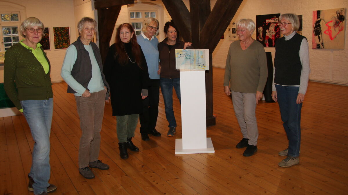 Die Künstlergruppe „Quadrat“ präsentiert stolz ihre Werke in der Jubiläumsausstellung im Schloss Ritzebüttel. Foto: Potschka