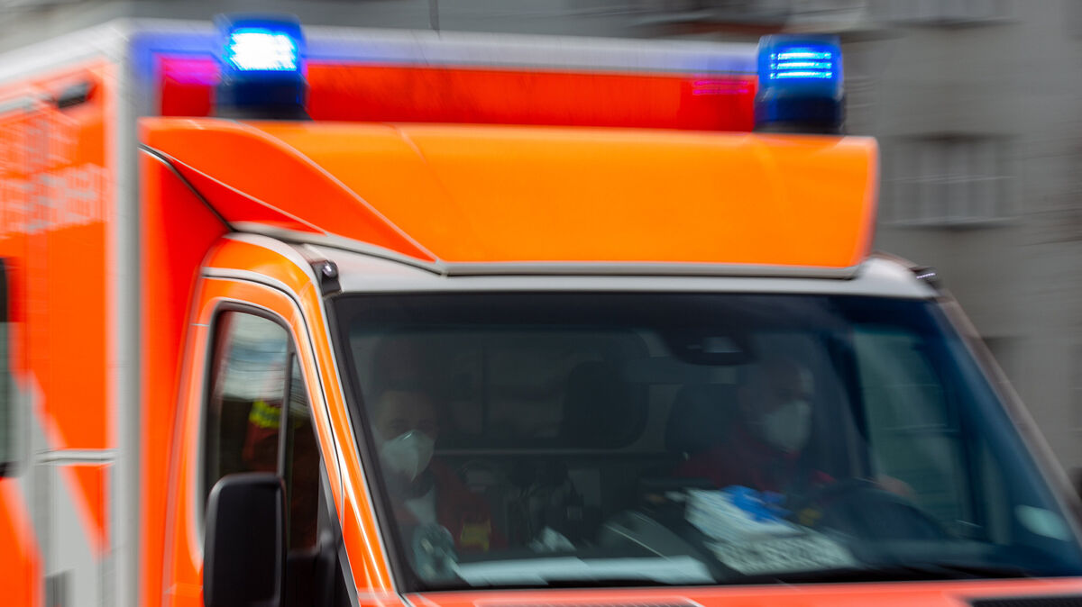 Der Fahrer wurde mit schweren Verletzungen ins Krankenhaus gebracht. Symbolfoto: Fernando Gutierrez-Juarez/dpa