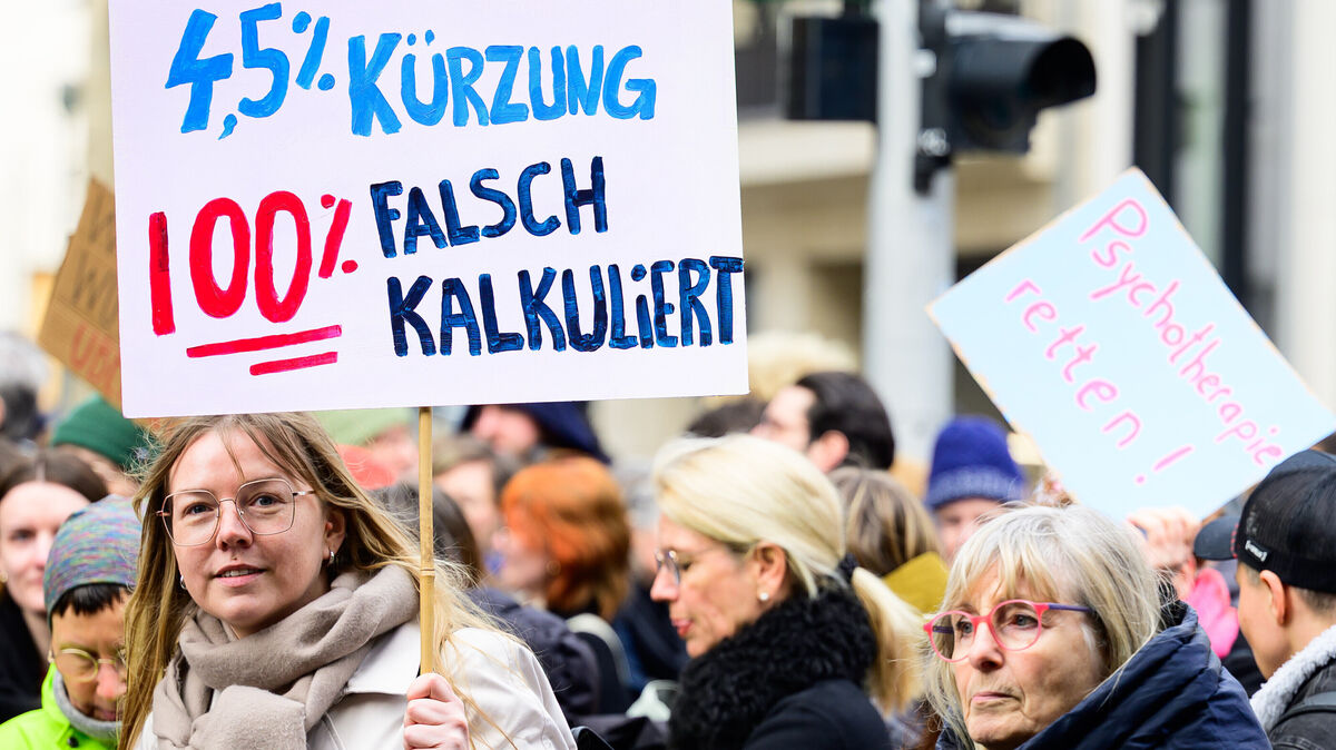 Teilnehmer einer Kundgebung des Aktionsbündnisses Psychotherapie demonstrieren am Gesundheitsministerium gegen die Kürzungen der Honorare ambulanter Psychotherapeuten. Foto: dpa/Stache