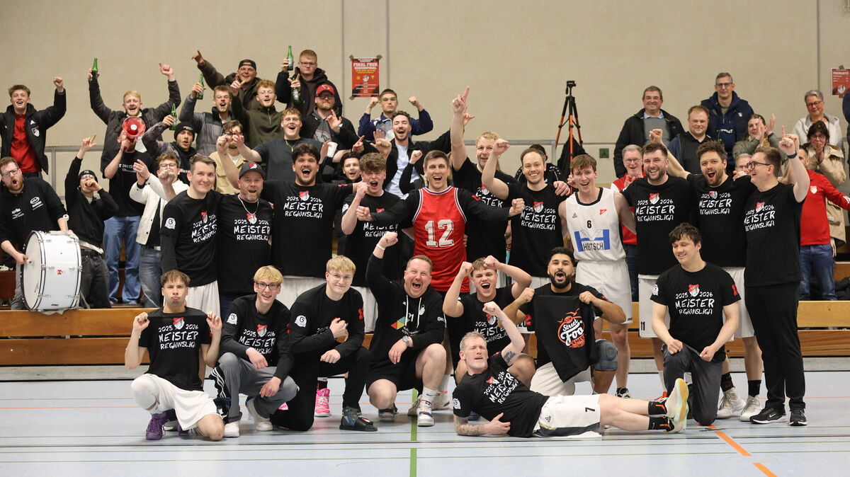 Nach dem Meisterstück feierte die Mannschaft des TSV Altenwalde den Aufstieg mit den zahlreichen Fans, die ihre Mannschaft lautstark unterstützt haben. Foto: Unruh