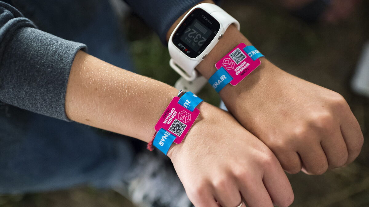 Festivalbändchen mit integriertem Chip: Das Deichbrand setzt auf bargeldloses Bezahlen und spaltet die Gemüter zwischen Komfort und Komplexität. Foto: Dominic Steinmann