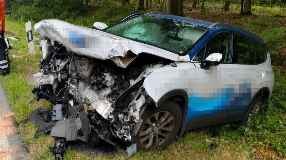 Die Front des Hyundai ist stark beschädigt. Beide Insassen werden bei dem Unfall schwer verletzt. Foto: Feuerwehr Stadt Geestland