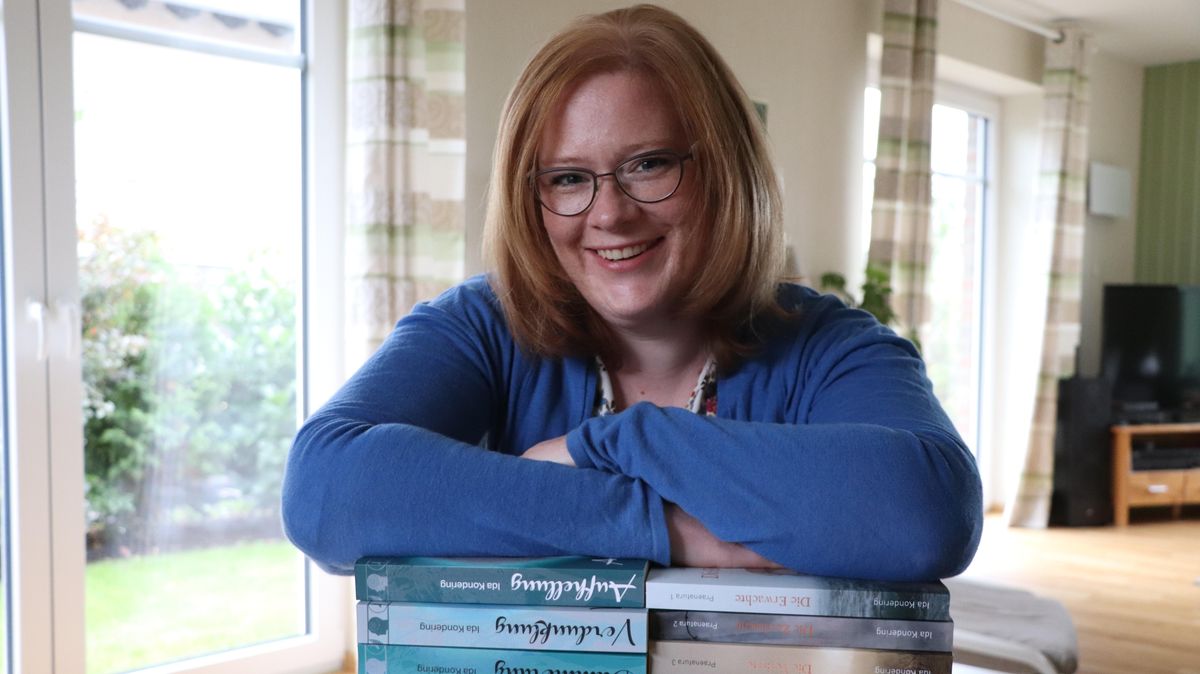 Wiebke Stich alias Ida Kondering hat in den vergangenen drei Jahren bereits sieben Fantasy-Romane veröffentlicht. Der achte erscheint in wenigen Wochen und trägt den Titel"Dämonische Weihnachten". Beim Schreiben könne die 37-Jährige dem Alltag entfliehen, sagt sie und schafft dabei ganz neue, spannende und fantastische Parallelwelten. Foto: Tiedemann