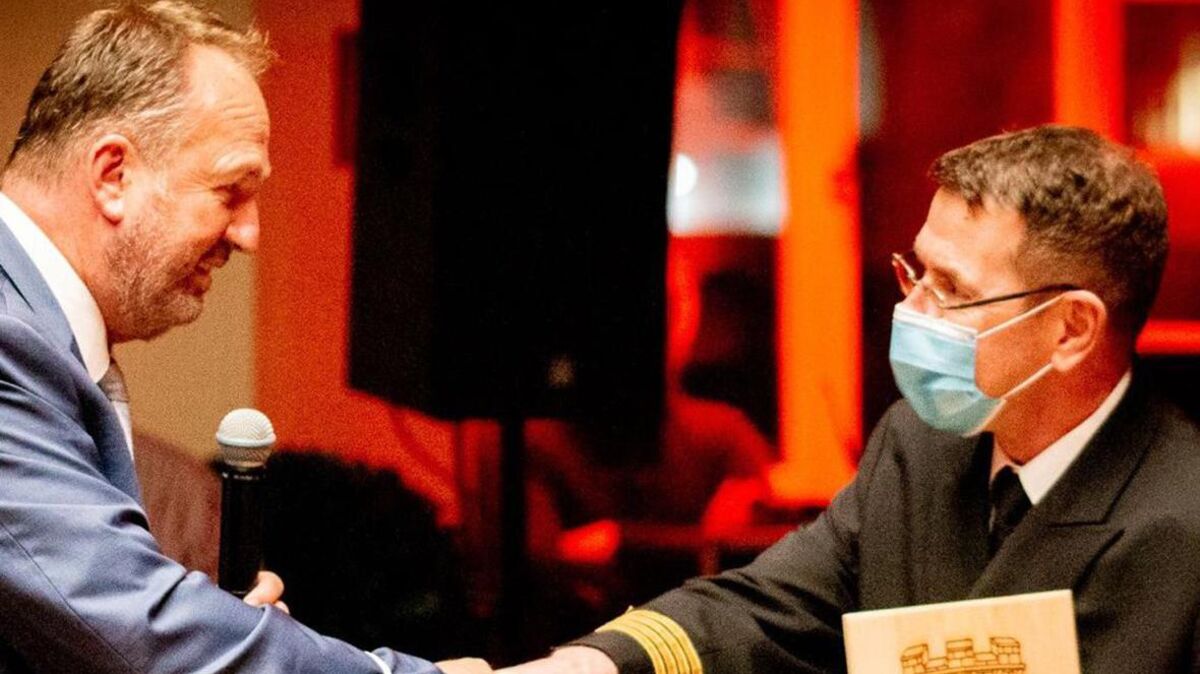 Cuxhavens Oberbürgermeister Uwe Santjer übergibt "Otto Sverdrup"-Kapitän Kai Albrigtsen bei der Begrüßung in den Hapag-Hallen die Stadtplakette. Foto: Delta Marketing