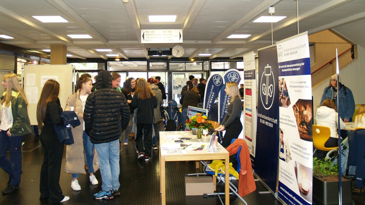 Die Unternehmen und Ausbildungsbetriebe hatten unterschiedliche Stände aufgebaut, um sich zu präsentieren. Foto: Grell