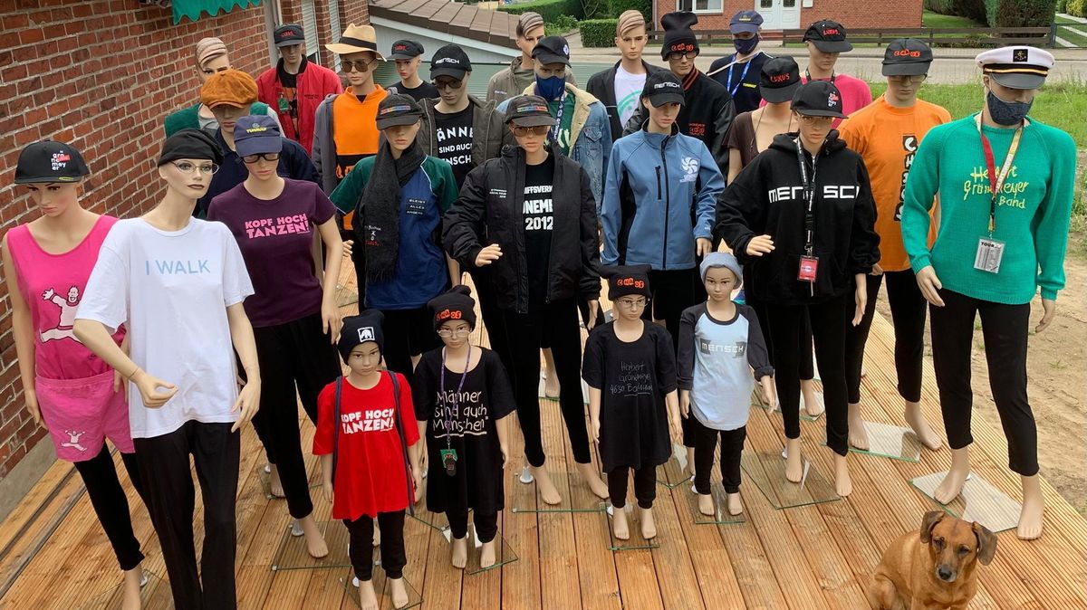 Gruppenbild mit Hund: Wolfgang Heß hat neben Plakaten, Platten und zahlreichen anderen Devotionalien auch eine große Sammlung von Grönemeyer-Fan-Klamotten, die von Schaufensterpuppen getragen werden. Foto: Heß