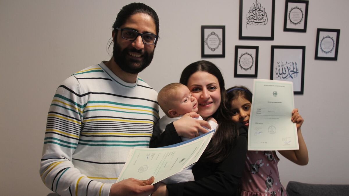 Eine deutsche Familie in Cadenberge: Amer Mawed (34) und Hadil AbuQasem (31) mit ihren Kindern Milan und Cilan sind nicht mehr staatenlos, sondern seit dieser Woche eingebürgert. Fotos: Kramp