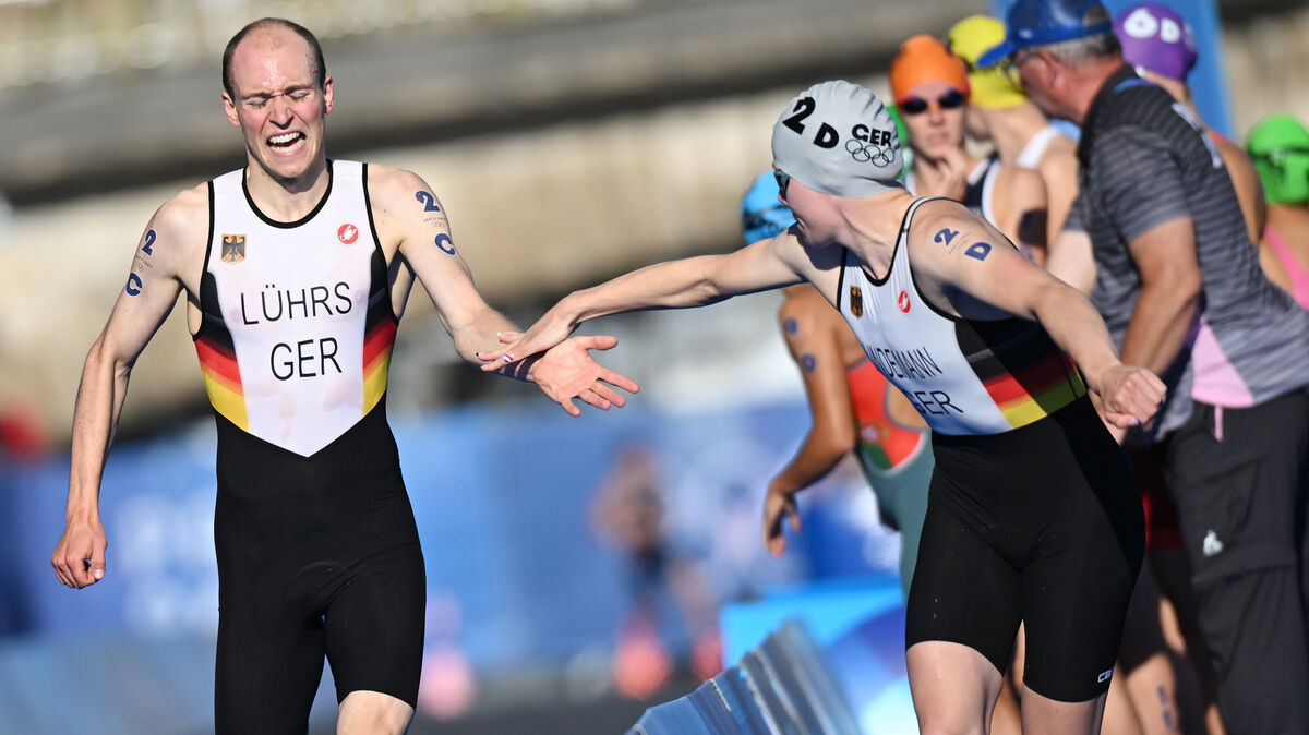 Lasse Lührs wechselt sichtlich abgekämpft auf die Schlussläuferin Laura Lindemann. Foto: Marijan Murat/dpa