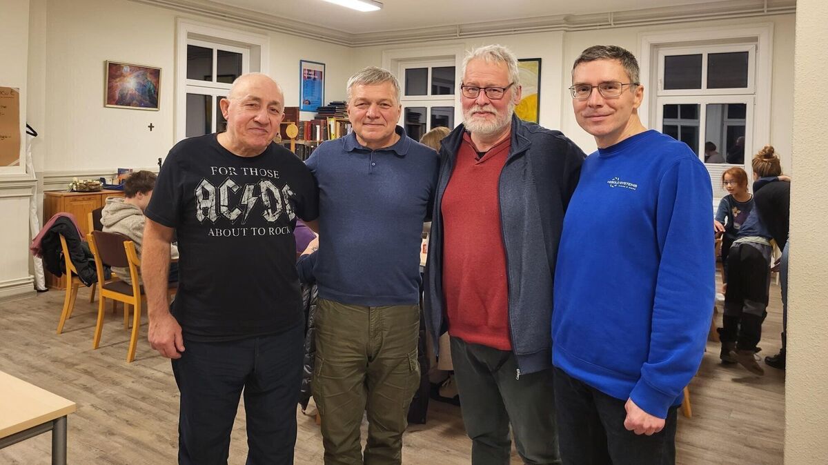 Sie sind regelmäßig im Café Freundschaft: (v.l.) Oleg Makar, Yuriy Shmorgun, Dirk Paulsen und Ivan Sevostianov. Foto: Märthe Werder