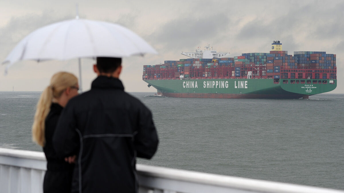 Noch können Paare den romantischen Ausblick auf vorbeiziehende Schiffe von der Aussichtsplattform „Alte Liebe“ in Cuxhaven genießen. Foto: Ingo Wagner/dpa