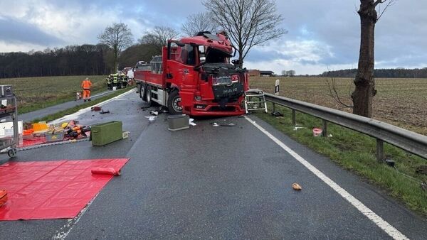 Schwerer Unfall auf B71 im Kreis Cuxhaven: Lastwagen stoßen frontal zusammen