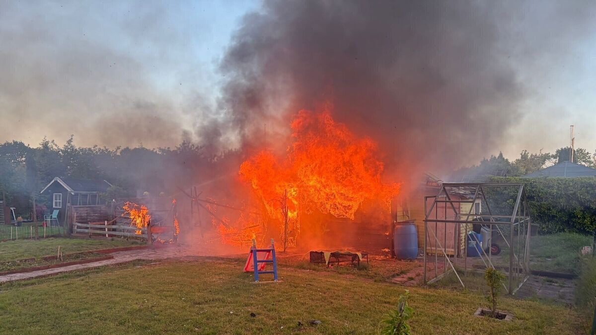 Lichterloh schlagen die Flammen aus dem Häuschen, als die Feuerwehr in der Anlage eintrifft. Foto: Feuerwehr Cuxhaven