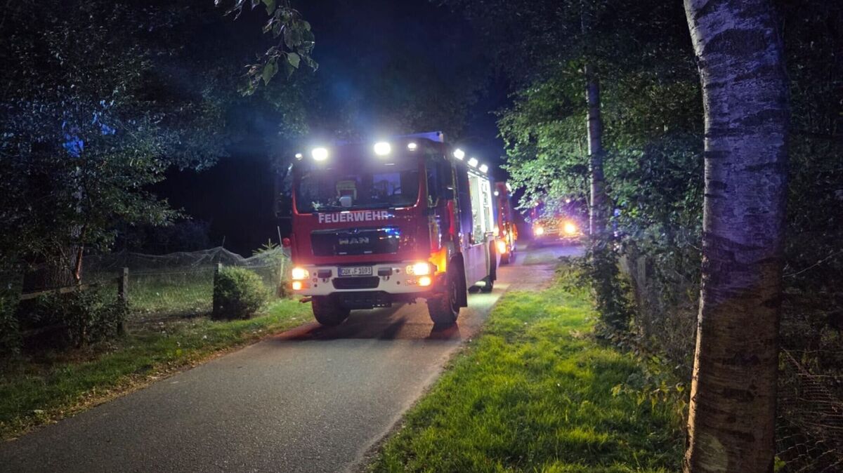 Die Freiwillige Feuerwehr Wanna – hier ein Einsatz im August 2025 – freut sich auf das neue Feuerwehrgebäude, das an der Landesstraße 118 zwischen Osterwanna und Westerwanna entsteht. Foto: Lange
