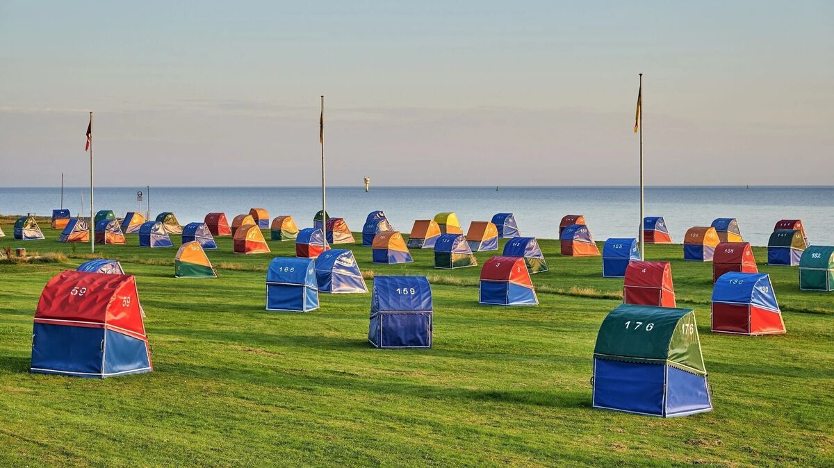 Bunte Strandkabinen säumen den Grünstrand von Otterndorf, ein Symbol für das Bestreben, das Nordseebad ganzjährig attraktiv zu gestalten und den Tourismus über die Sommermonate hinaus zu beleben. Foto: Cuxland-Tourismus/Florian Trykowski