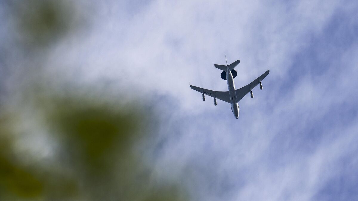 Wie mit dem Zirkel gezogen: Die kreisrunde Flugroute einer Nato-Maschine über dem Kreis Cuxhaven und der Wesermündung fiel Flugzeugbeobachtern auf. Foto: Christoph Reichwein/dpa