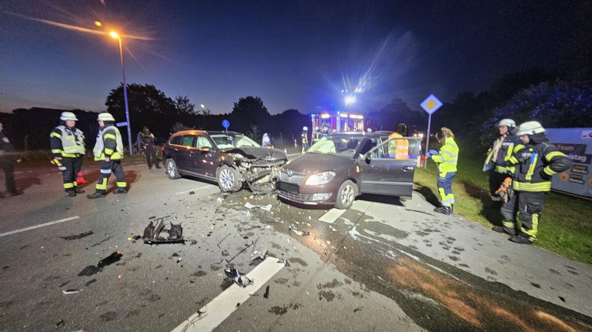 Nach dem Zusammenstoß zweier Autos auf der B73 in Hechthausen sicherten Einsatzkräfte die Unfallstelle. Die Bundesstraße war voll gesperrt. Foto: Jürgen Lange