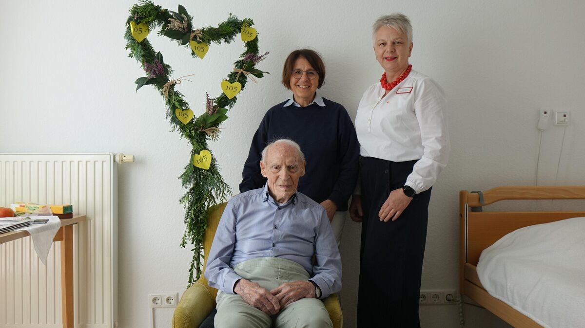 Harald Frank wird 105 Jahre alt. Gemeinsam mit seiner Tochter Brigitte Storey und Pflegedienstleiterin Beate Bark wird gefeiert. Foto: Werder