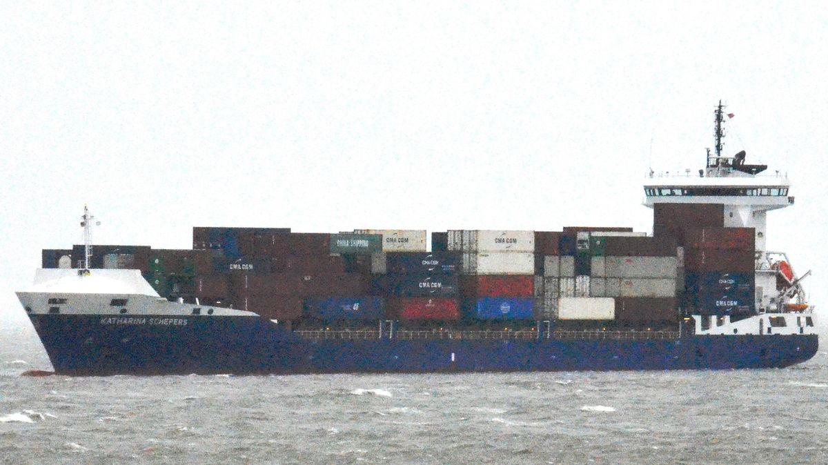 Bedingt durch einen Maschinenausfall war das Containerschiff "Katharina Schepers"manövrierunfähig und lag vor Otterndorf quer mitten in der Fahrrinne. Schlepper wurden zum Einsatzort gerufen, doch der Kapitän brachte das Schiff dann doch selbst wieder in Fahrt. Fotos: Schröder