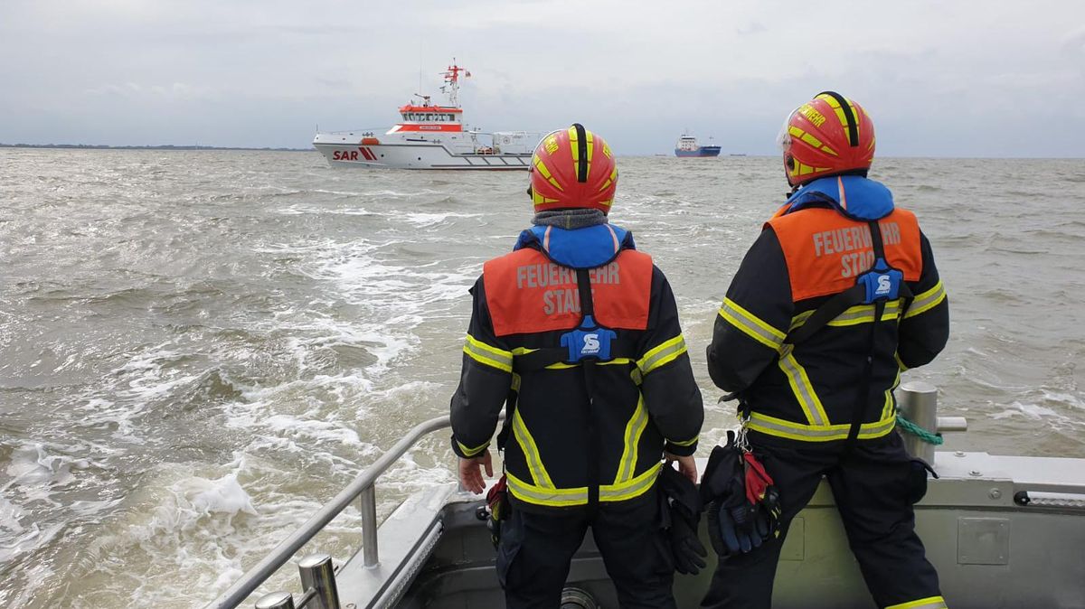 Blick vom Stader Feuerwehrboot Henry Köpcke auf die Einsatzstelle. Fotos: Feuerwehr Stade