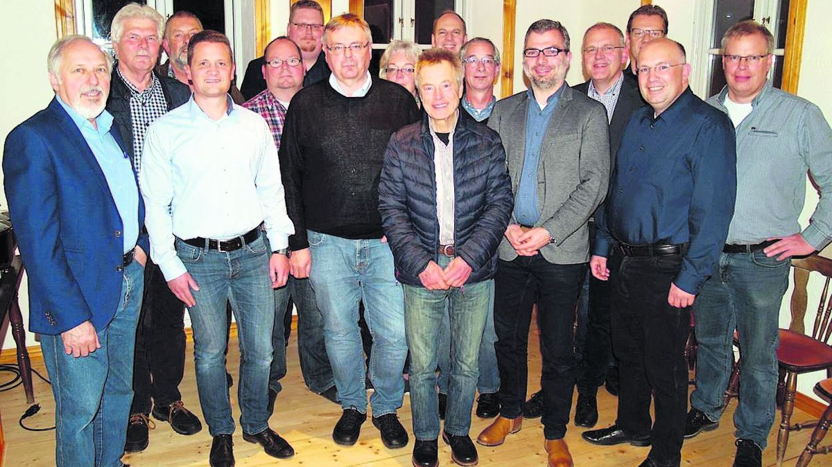 Die Vorstandsmitglieder der Gewerbevereine Cadenberge, Drochtersen, Hemmoor und Lamstedt trafen sich auf Einladung der Unternehmervereinigung Hechthausen zum Erfahrungsaustausch auf dem Geesthof. Foto: Steffens