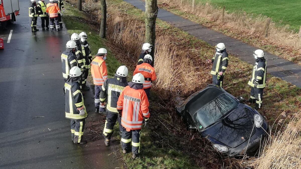 Der Lamstedter Porschefahrer kam verletzt in das  Stader Elbe Klinikum. Am Fahrzeug entstand hoher Sachschaden. Foto: Feuerwehr