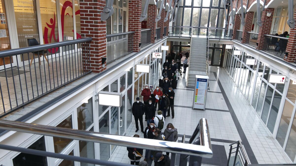 Kurz vor der Eröffnung warteten bereits ungefähr 100 Impfwillige geduldig auf die Eröffnung. Foto: Kai Koppe