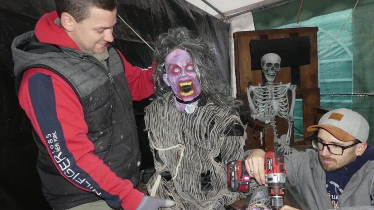 Viktor (links) und Manuel Wandt arbeiten eifrig an noch mehr Gruseleffekten im neuen Horrorhaus. Foto: Knappe