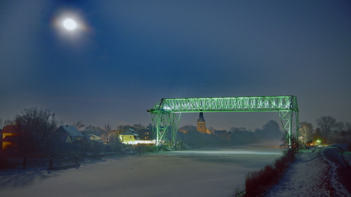 Die Ostener Schwebefähre ist eines der herausragenden Wahrzeichen der Oste-Region und des Landkreises Cuxhaven. Um das Bauwerk und dessen  Fahrtüchtigkeit zu erhalten, sind in den vergangenen Jahrzehnten etliche Millionen Euro als Sanierungskosten angefallen. Hinzu kommen weitere Investitionen in das Umfeld auf Ostener und Hemmoorer Seite, wozu unter anderem die Fährplätze gehören. Archivfoto: Heinz-Günter Wolf