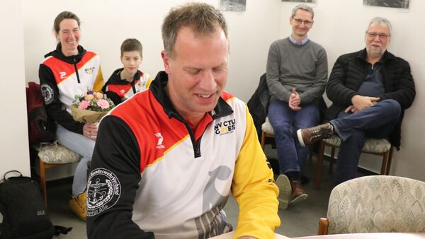 Invictus Games: Jörg Hinrichs verewigt sich im Goldenen Buch der Gemeinde Ihlienworth