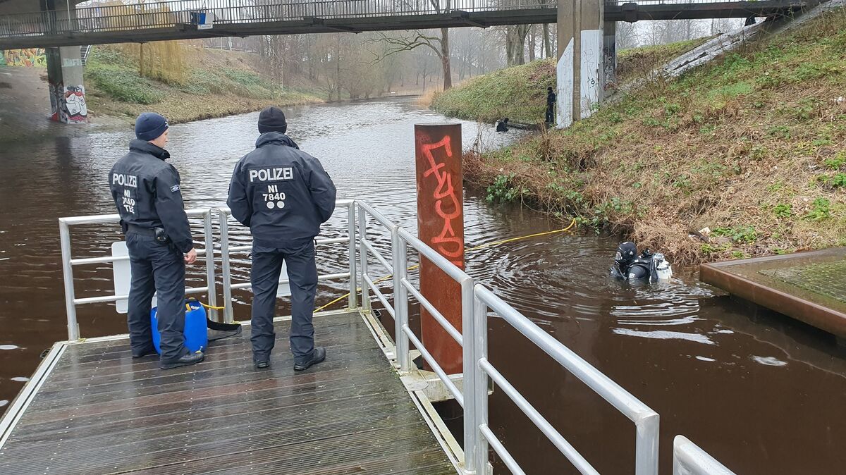 Die Taucher im Einsatz. Foto: Polizei Stade