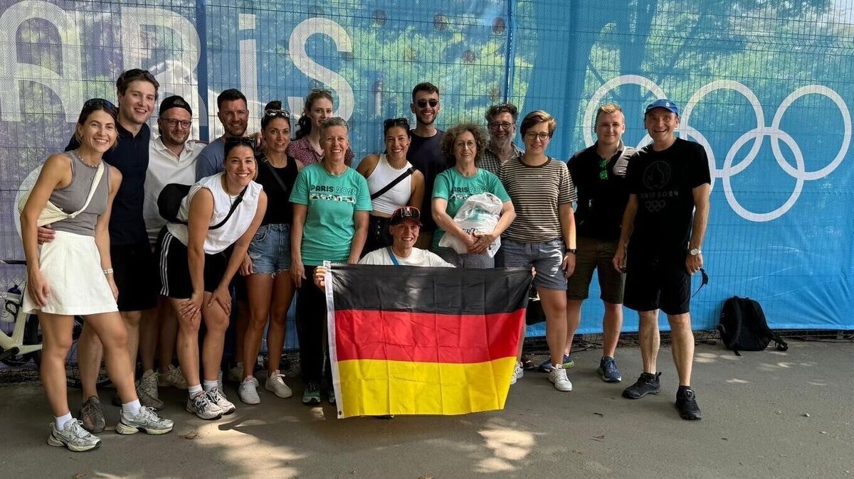 Glück pur! Nach dem Olympiasieg feiert Lasse Lührs mit seiner Familie und Freunden den großartigen Erfolg in Paris. Abends geht es dann zur großen Party in das "Deutsche Haus". Foto: Privat