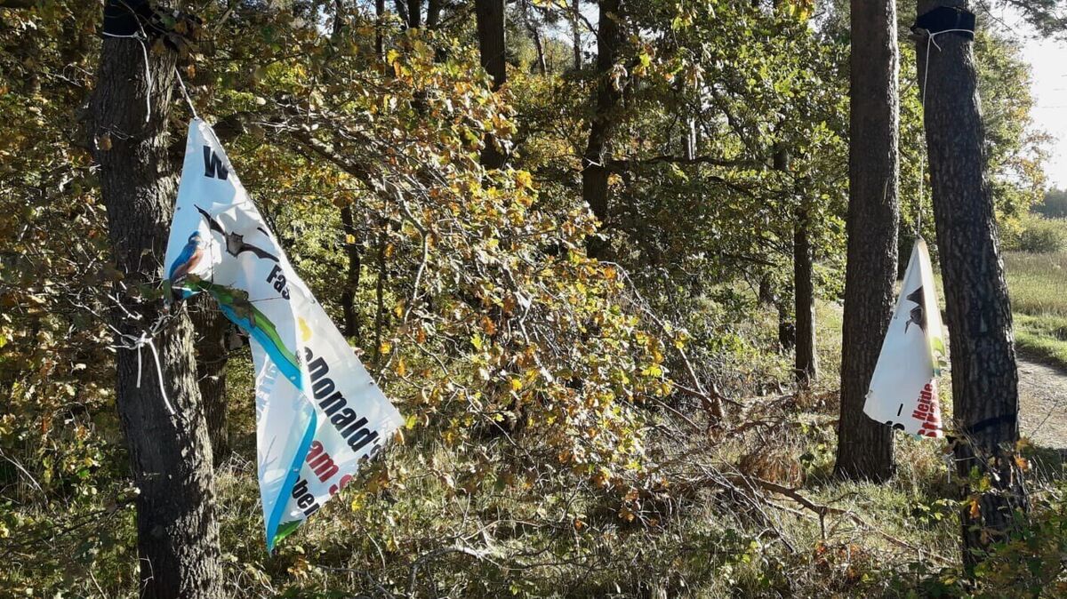 Das Banner der Bürgerinitiative gegen "McDonald's" wurde zuerst beschädigt und schließlich ganz zerstört. Foto: Wehden