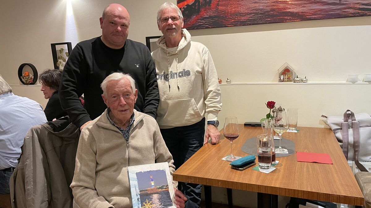 Einst wachten sie über die Finanzen verschiedener Einheiten in der Altenwalder Kaserne, heute halten sie die Erinnerung wach: Michael Törck, Bernd Duhm (oben, v.l.) und ihr Senior Ewald thom Suden, bis nach Kreta bekannt als "Tommy". Foto: Reese-Winne