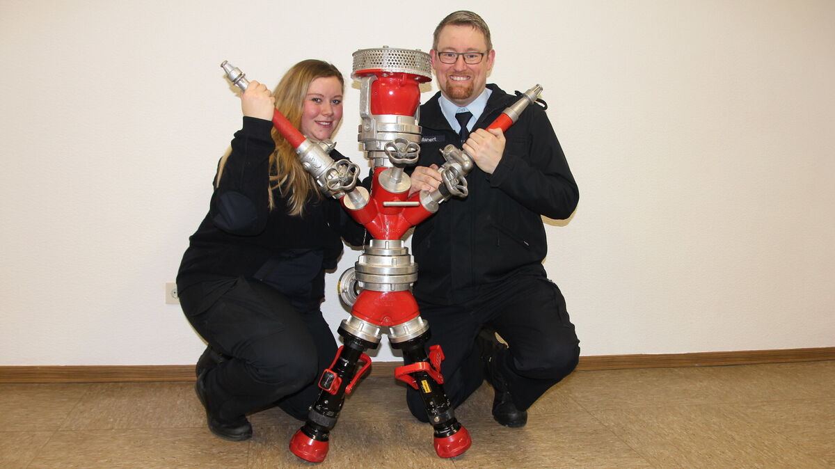Die Jugendwarte Jessica Podendorf und Stefan Manert mit dem „Armaturenmännchen“, einer zu absolvierenden Aufgabe bei der Auszeichnung zur Jugendflamme. Foto: Grewe
