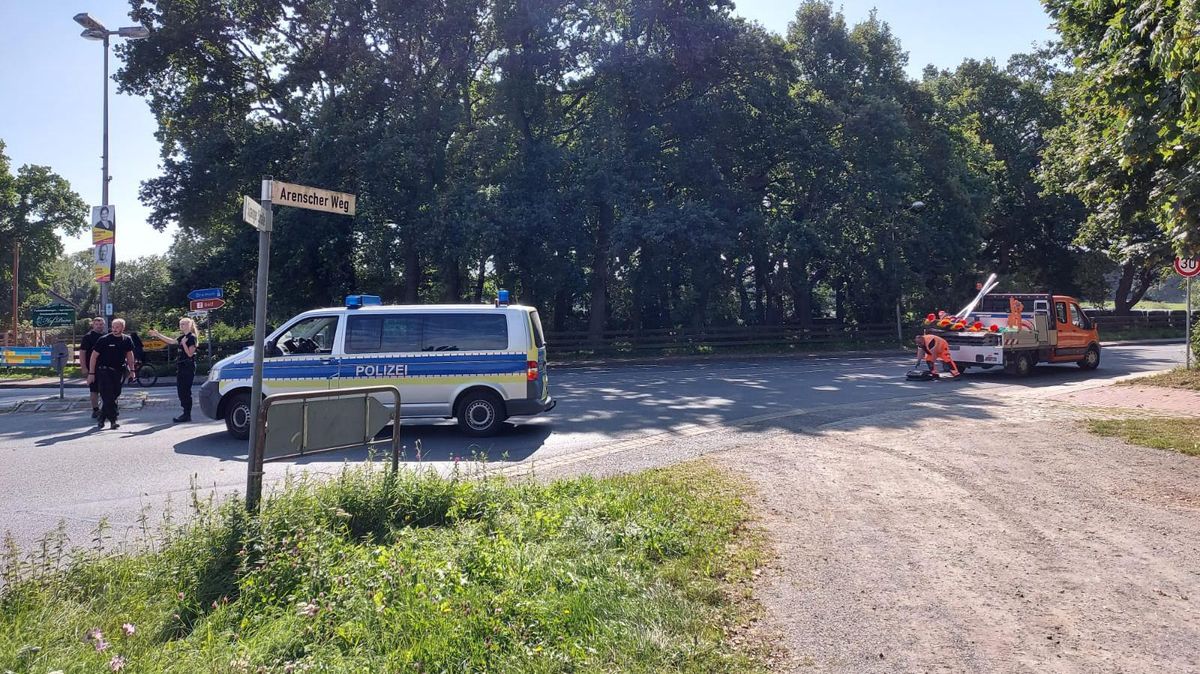 Die Holter Straße zwischen Berensch und Holte-Spangen in Cuxhaven ist zur Stunde nach einem Unfall zwischen einem Auto und einem Motorrad voll gesperrt. Foto: Fischer