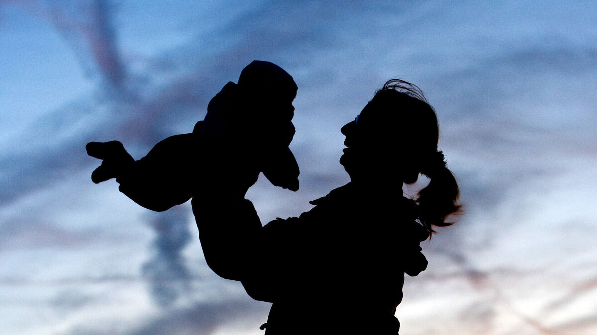 Einer Mutter, die mit einer Annonce vorgab, ihr Kind verschenken zu wollen, drohen vermutlich keine strafrechtlichen Konsequenzen. Symbolfoto: Patrick Pleul/dpa