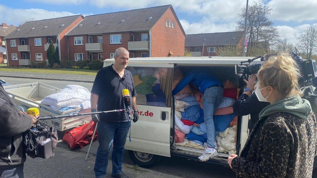 Bei einem Besuch in Cuxhaven wurde der "Federbettensammler" Rüdiger Müller von einem RTL-Filmteam begleitet. Foto: Makarewicz