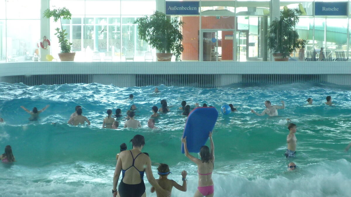 Besucher im Ahoi-Bad Cuxhaven genießen die Wellen des Schwimmbeckens – Kardiologe Sinos rät jedoch zur Vorsicht bei gesundheitlichen Beschwerden. Foto: Reese-Winne