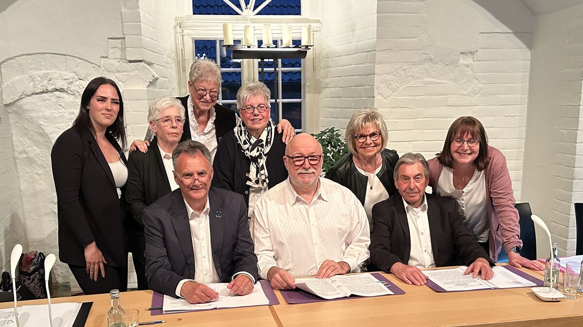 Lese-Ensemble am Gründonnerstag: Janin Bosecker, Bärbel Brandt, Volker Kästner, Irene Oeltermann, Andrea Hinke, Gerhard Bucka, Marion Schossig, August Soennichsen und Ingrid Ortmann (v.l.). Foto: Reese-Winne