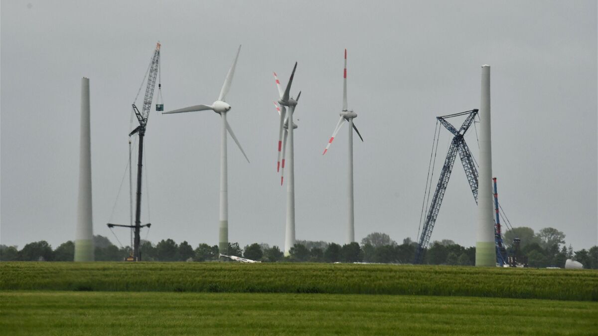 Bevor Windkraftanlagen neu aufgestellt oder gegen leistungsstärkere Modelle ("Repowering") ausgetauscht werden können und dürfen, muss ein umfangreiches Genehmigungsverfahren durchlaufen werden. Archivfoto: Schröder