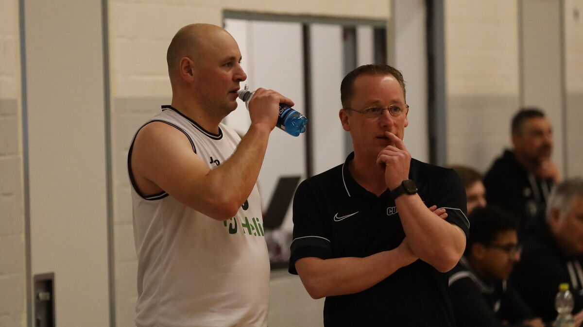 Dennis Tiedemann legte noch während des Spiels bei der BG 74 Göttingen Protest gegen die Schiedsrichter ein. Foto: Unruh