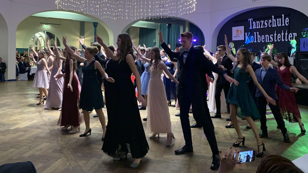 Im ausverkauften Kuppelsaal der Hapag-Hallen zeigten die jugendlichen Tanzschüler zu Beginn einen Eröffnungs-Partytanz. Im Anschluss folgten die Paartänze. Foto: S. Kolbenstetter